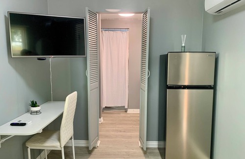 El Centro Apartment | The Small Sandalwood -"Sandalito"· Private Suite, curated for comfort & privacy.