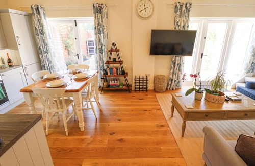 Aylesby Cottage | THE SMITHY, character holiday cottage, with a garden in Laceby