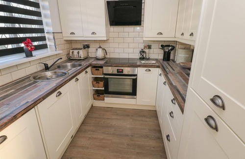 St. Florence Cottage | THE SMITHY, pet friendly, with pool in St Florence
