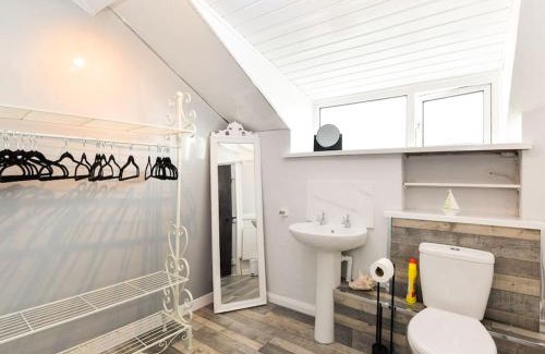 Mumbles House | The Smugglers Hideout - Sleeps 4 - with HOT TUB