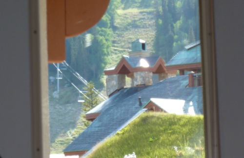 Salt Lake Mountain Resorts Condo | The snow is flying! Powderhorn 215 is a larger 1 BR/den w/slope views