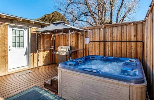 Amarillo House | The Solstice l Hot Tub EV Charger Private Yard