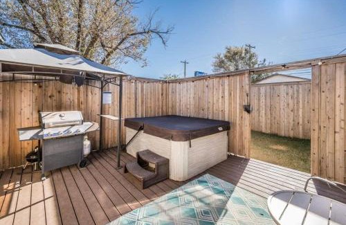 Amarillo House | The Solstice l Hot Tub EV Charger Private Yard
