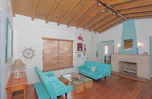 West Avenue House | The South Beach Party House - Large Groups - Walk to Everything!