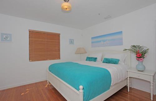 West Avenue House | The South Beach Party House - Large Groups - Walk to Everything!