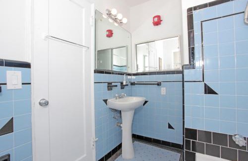 West Avenue House | The South Beach Party House - Large Groups - Walk to Everything!