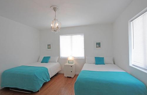 West Avenue House | The South Beach Party House - Large Groups - Walk to Everything!