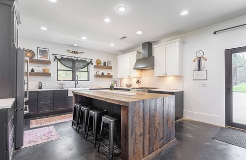 Pleasant View House | The Southern Oasis - Quiet Country Escape with Pool