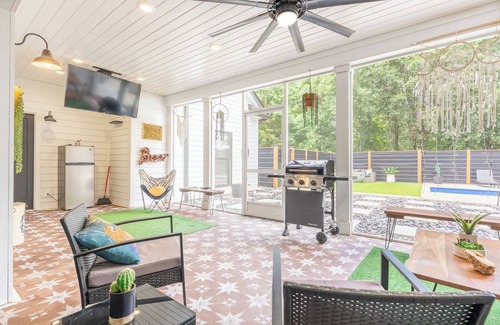 Pleasant View House | The Southern Oasis - Quiet Country Escape with Pool