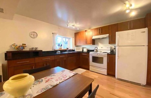 Kensington-Cedar Cottage Apartment | The Spacious Garden Suite perfect for medical professionals/Vancouver visitors.