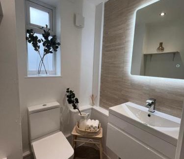 New Cross Apartment | The Spacious Haven - Zone 2 Inner City London