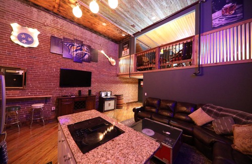 Sobro House | THE SPEAKEASY: Ground Level 4b/2bth Rock Memorabilia w/Optional 1Bth/3Bed Loft