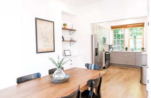 Pendleton House | The Speakeasy-Walk to OTR, Basement Bar, Cozy Stay