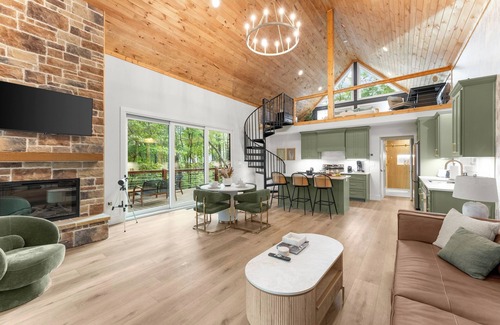 Cleveland Cabin | The Springer Cabin - Luxury Mountain Cabin - Pickleball - Hot Tub - King Beds - < 30 Minutes to Helen