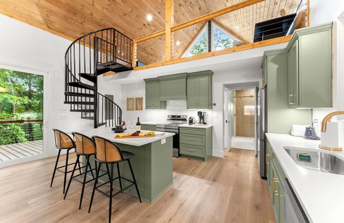 Cleveland Cabin | The Springer Cabin - Luxury Mountain Cabin - Pickleball - Hot Tub - King Beds - < 30 Minutes to Helen