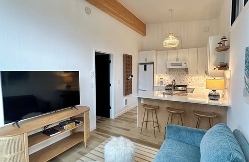 Mendenhall Valley House | The Sprout - gas fire-pit, grilling staton, hot tub, close to shops & hiking