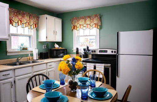 Downtown Niagara Falls House | The Spruced Goose USA - Walk to the Falls