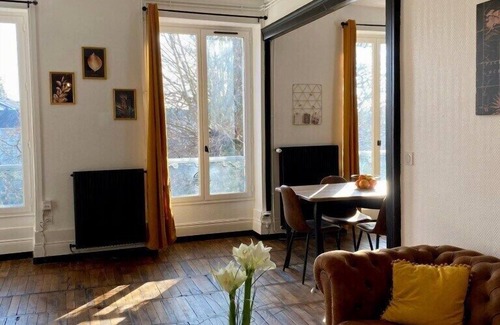 Romorantin-Lanthenay Apartment | The Square overlooking the Sauldre: Castles and Be