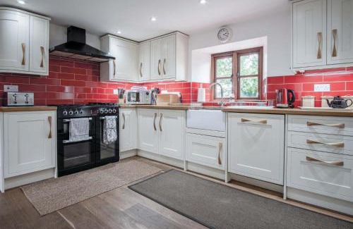 Tenby House | The Stables - 3 Bedroom Cottage - Beavers Hill