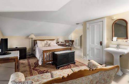 Cedarburg Bed & Breakfast | The Stagecoach Inn Bed & Breakfast and Five20 Social Stop