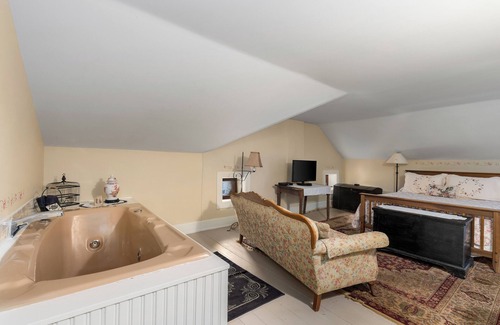 Cedarburg Bed & Breakfast | The Stagecoach Inn Bed & Breakfast and Five20 Social Stop