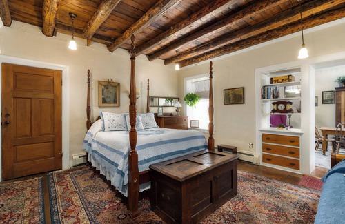 Cedarburg Bed & Breakfast | The Stagecoach Inn Bed & Breakfast and Five20 Social Stop