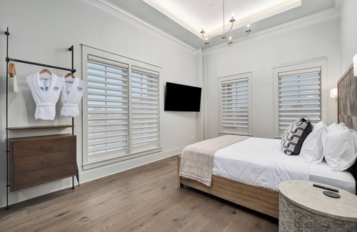 Cullman Hotel | The Steeples Suite | 5 Minutes from I65 | In the heart of Cullman