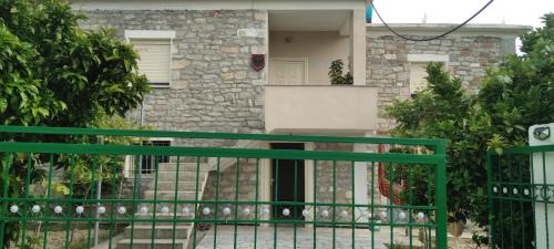 Mbrostar-Urë Apartment | The Stone House