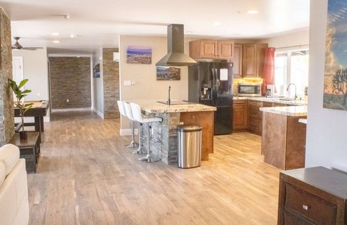Black Mountain House | The Stone Sanctuary @ McCullough Hills Trailhead: 1/2 ACRE, Pool, Grill, Pool Table, 7 TV's, Luxury