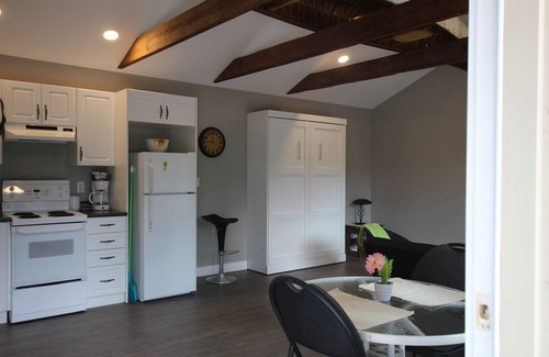 Blind Bay Cabin | The Studio Is A Modern Comfy Studio Style Cabin Great For Couple Get Away.