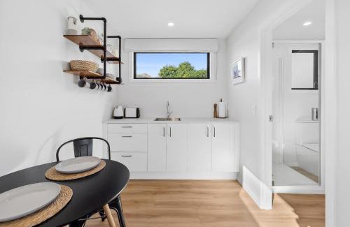 Lowburn House | The Studio - Modern stay in Old Cromwell