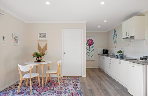 Quorrobolong Apartment | The Studio Retreat perfect for a quiet romantic break. Pet friendly, hot tub.