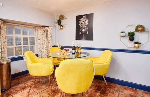 Newington Apartment | The Stylish Edinburgh Duplex Sleeps 8