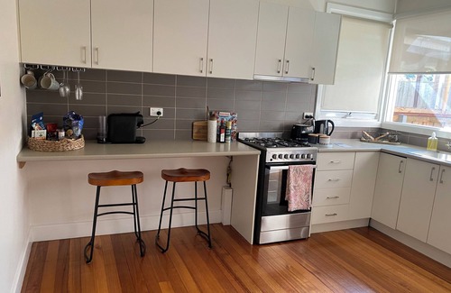 Mordialloc House | The stylish Mordi Gem with alfresco deck! 5 min walk- beach, restaurants, shops