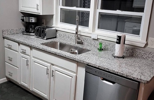 Geneva-on-the-Lake House | The Sun Catcher 5BR: Steps from The Strip and room to relax!
