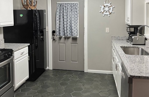Geneva-on-the-Lake House | The Sun Catcher 5BR: Steps from The Strip and room to relax!