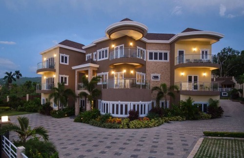 IronShore Estates Villa | The Sun Seeker Villa Ja 8 Bedrooms Villa, fully staffed, great for large groups.