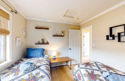 Sharp Park House | The Sunflower Cottage | House in Pacifica with enclosed patio - close to beaches
