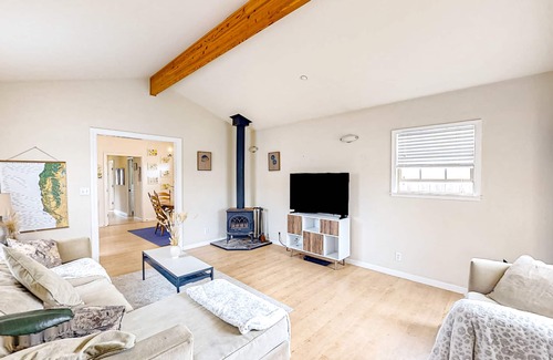 Sharp Park House | The Sunflower Cottage | House in Pacifica with enclosed patio - close to beaches