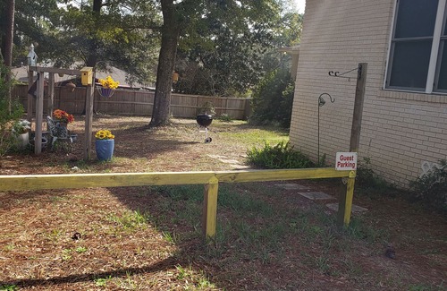 Brent Apartment | The Sunflower Inn is a cozy, comfortable and private full 1 bedroom apartment.