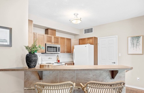 North End Condo | The SUNHAVEN. Waterfront. Pool. Sleeps 6.