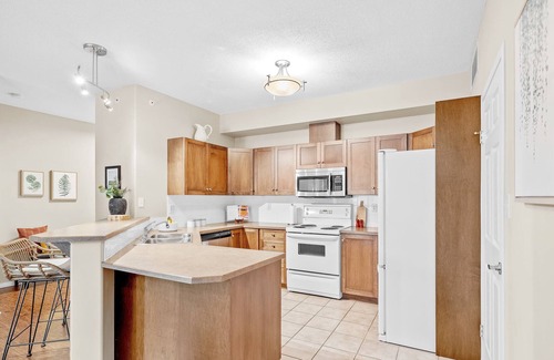 North End Condo | The SUNHAVEN. Waterfront. Pool. Sleeps 6.
