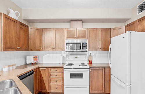 North End Condo | The SUNHAVEN. Waterfront. Pool. Sleeps 6.