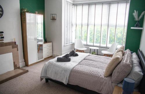 Eastbourne House | The Sunny Side, FREE CAR PARK, 3 minutes to the beach