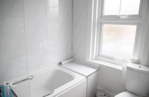 Eastbourne House | The Sunny Side, FREE CAR PARK, 3 minutes to the beach