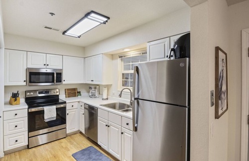 Lakeland Condo | The Sunrise Suite – Waterfront Screened Balcony w/Pool!