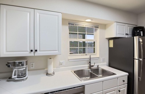 Lakeland Condo | The Sunrise Suite – Waterfront Screened Balcony w/Pool!