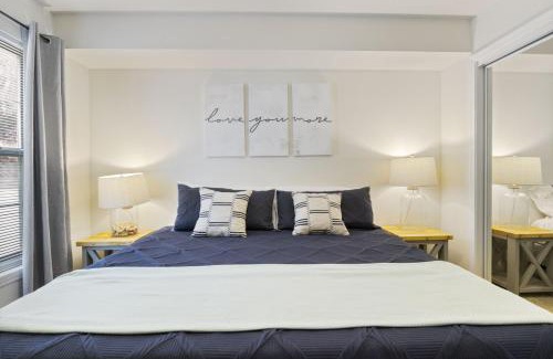 Lakeland House | The Sunrise Suite Waterfront, Balcony with Pool