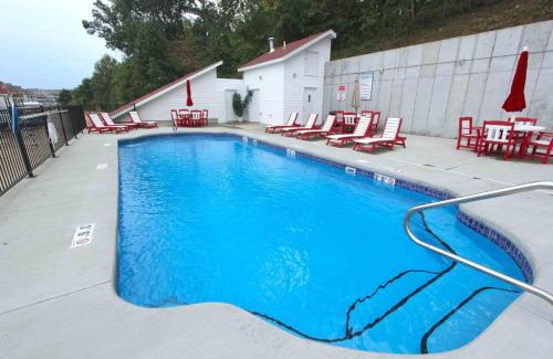 Lakeland House | The Sunrise Suite Waterfront, Balcony with Pool