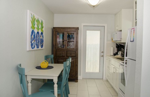 Madeira Beach Cottage | The Sunshine Cottage. Walk To Beach, Shops, Dining & Water Sports